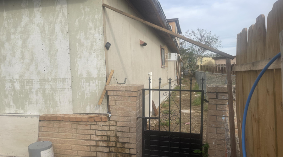4543 Hachar Ln, Laredo, Texas 78046, 2 Bedrooms Bedrooms, 5 Rooms Rooms,2 BathroomsBathrooms,Residential,For Sale,4543 Hachar Ln,20254358