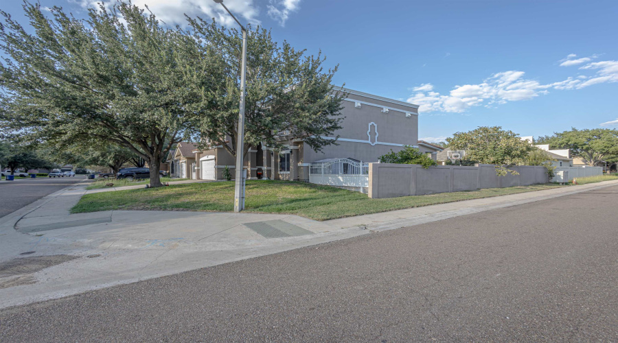 10601 Porfirio Dr, LAREDO, Texas 78045, 4 Bedrooms Bedrooms, 7 Rooms Rooms,3 BathroomsBathrooms,Residential,For Sale,10601 Porfirio Dr,20254361