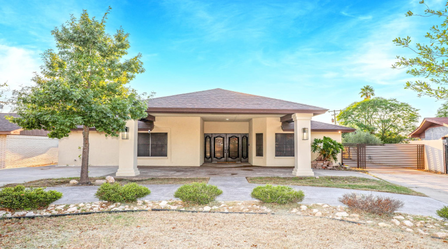 8 Fenwick Dr, LAREDO, Texas 78045, 4 Bedrooms Bedrooms, 8 Rooms Rooms,4 BathroomsBathrooms,Residential,For Sale,8 Fenwick Dr,20254365