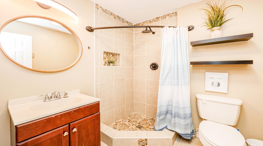 8 Fenwick Dr, LAREDO, Texas 78045, 4 Bedrooms Bedrooms, 8 Rooms Rooms,4 BathroomsBathrooms,Residential,For Sale,8 Fenwick Dr,20254365