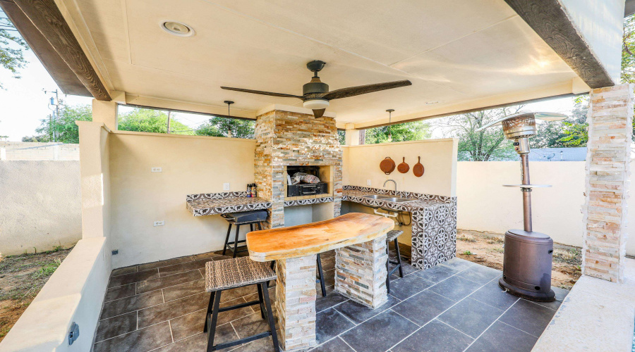 8 Fenwick Dr, LAREDO, Texas 78045, 4 Bedrooms Bedrooms, 8 Rooms Rooms,4 BathroomsBathrooms,Residential,For Sale,8 Fenwick Dr,20254365