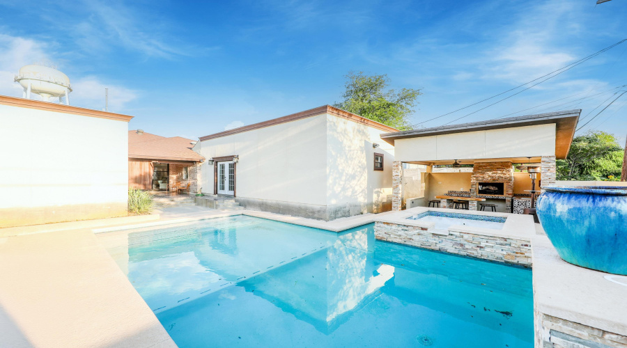 8 Fenwick Dr, LAREDO, Texas 78045, 4 Bedrooms Bedrooms, 8 Rooms Rooms,4 BathroomsBathrooms,Residential,For Sale,8 Fenwick Dr,20254365