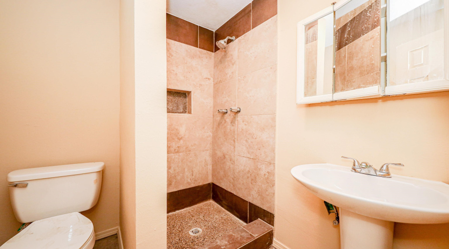 8 Fenwick Dr, LAREDO, Texas 78045, 4 Bedrooms Bedrooms, 8 Rooms Rooms,4 BathroomsBathrooms,Residential,For Sale,8 Fenwick Dr,20254365