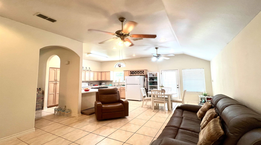 2023 Chimayo Rd, LAREDO, Texas 78045, 3 Bedrooms Bedrooms, 6 Rooms Rooms,2 BathroomsBathrooms,Residential,For Sale,2023 Chimayo Rd,20254374