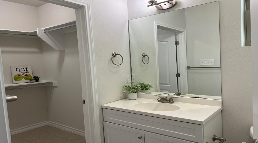 1511 Don Camilo Blvd, Laredo, Texas 78046, 2 Bedrooms Bedrooms, 4 Rooms Rooms,2 BathroomsBathrooms,Residential,For Rent,1511 Don Camilo Blvd,20254399