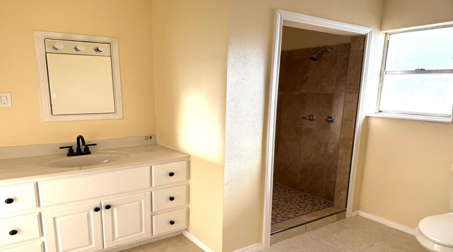 323 Farrell Rd, Laredoq, Texas 78045, 4 Bedrooms Bedrooms, 7 Rooms Rooms,3 BathroomsBathrooms,Residential,For Sale,323 Farrell Rd,20254403