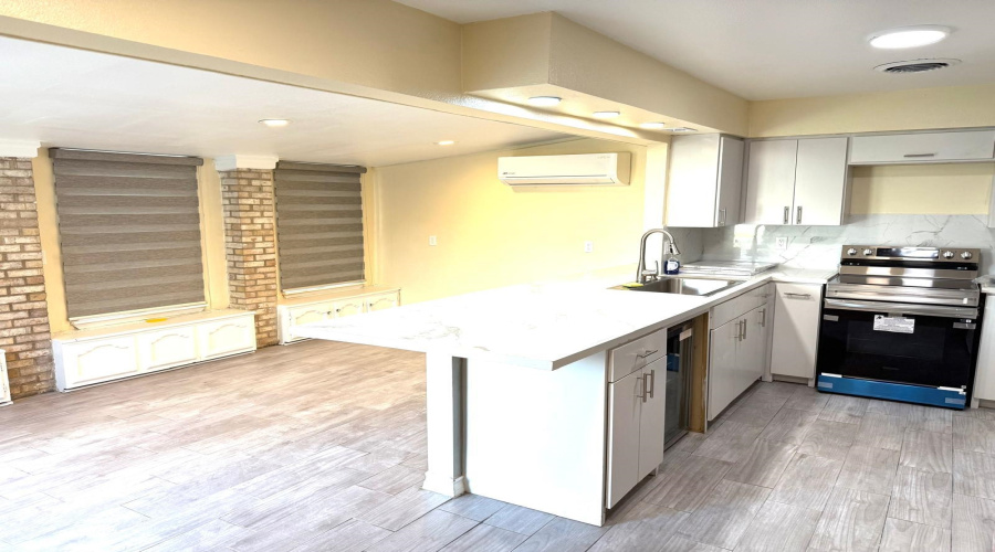 323 Farrell Rd, Laredoq, Texas 78045, 4 Bedrooms Bedrooms, 7 Rooms Rooms,3 BathroomsBathrooms,Residential,For Sale,323 Farrell Rd,20254403