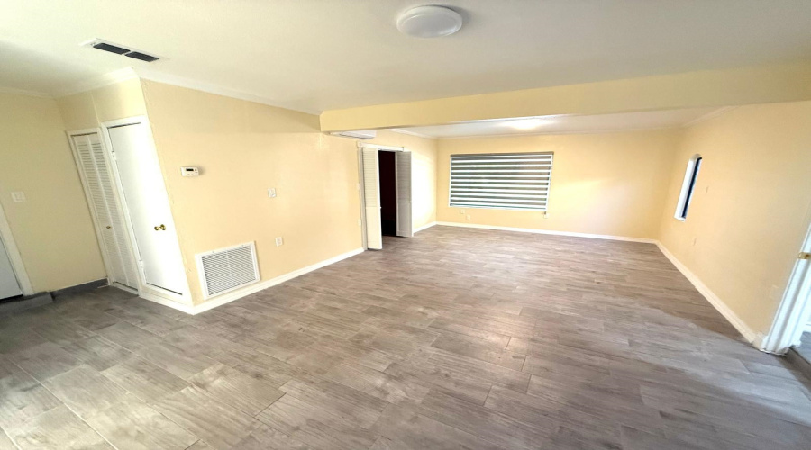 323 Farrell Rd, Laredoq, Texas 78045, 4 Bedrooms Bedrooms, 7 Rooms Rooms,3 BathroomsBathrooms,Residential,For Sale,323 Farrell Rd,20254403
