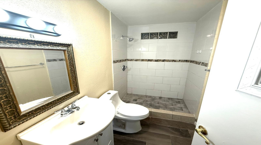 323 Farrell Rd, Laredoq, Texas 78045, 4 Bedrooms Bedrooms, 7 Rooms Rooms,3 BathroomsBathrooms,Residential,For Sale,323 Farrell Rd,20254403