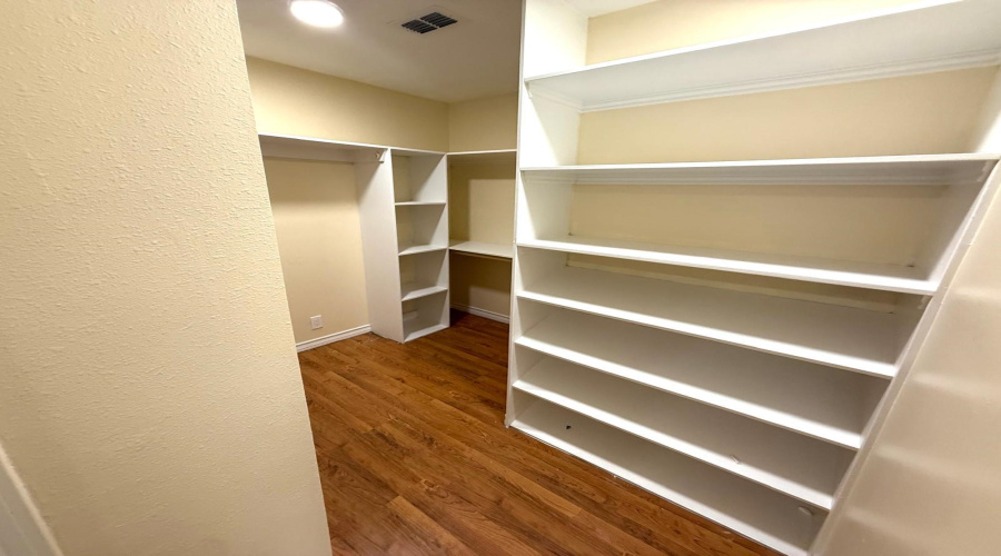 323 Farrell Rd, Laredoq, Texas 78045, 4 Bedrooms Bedrooms, 7 Rooms Rooms,3 BathroomsBathrooms,Residential,For Sale,323 Farrell Rd,20254403