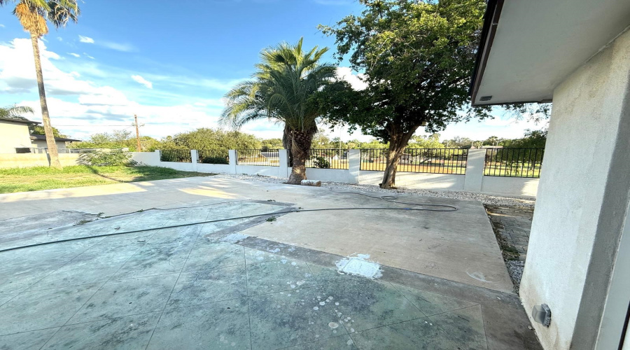 323 Farrell Rd, Laredoq, Texas 78045, 4 Bedrooms Bedrooms, 7 Rooms Rooms,3 BathroomsBathrooms,Residential,For Sale,323 Farrell Rd,20254403