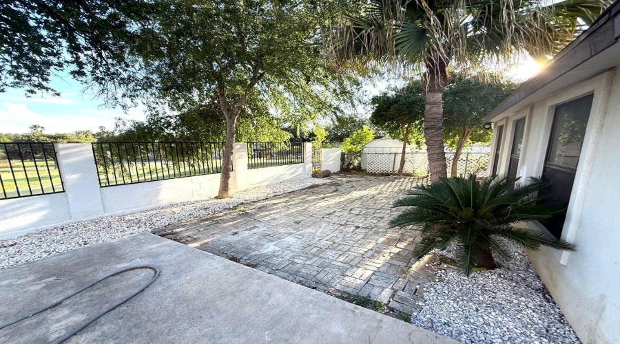 323 Farrell Rd, Laredoq, Texas 78045, 4 Bedrooms Bedrooms, 7 Rooms Rooms,3 BathroomsBathrooms,Residential,For Sale,323 Farrell Rd,20254403