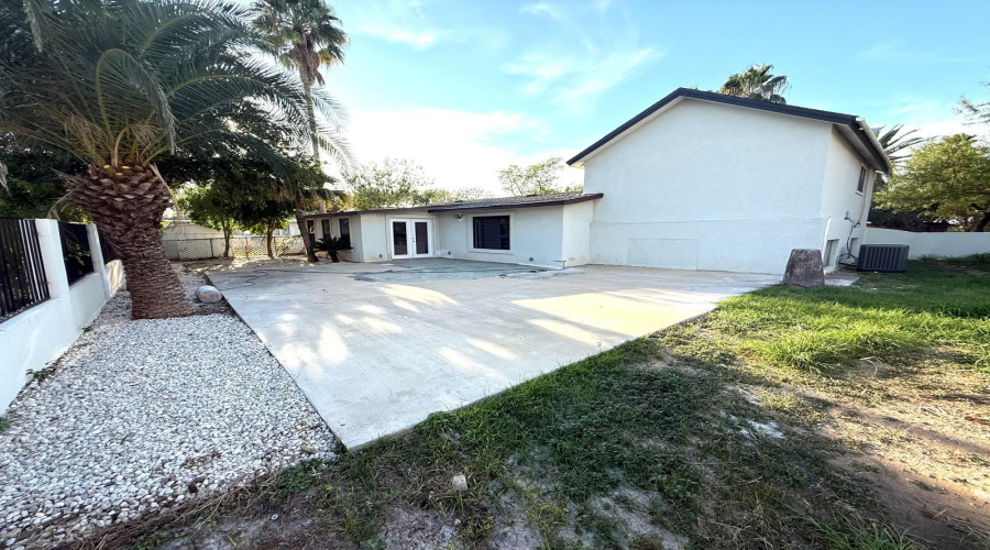 323 Farrell Rd, Laredoq, Texas 78045, 4 Bedrooms Bedrooms, 7 Rooms Rooms,3 BathroomsBathrooms,Residential,For Sale,323 Farrell Rd,20254403