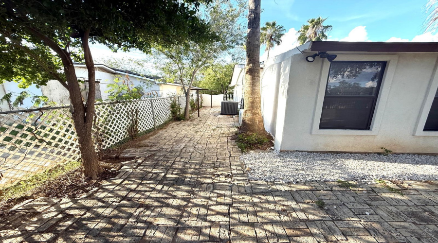 323 Farrell Rd, Laredoq, Texas 78045, 4 Bedrooms Bedrooms, 7 Rooms Rooms,3 BathroomsBathrooms,Residential,For Sale,323 Farrell Rd,20254403