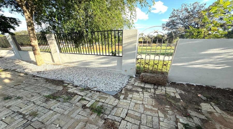 323 Farrell Rd, Laredoq, Texas 78045, 4 Bedrooms Bedrooms, 7 Rooms Rooms,3 BathroomsBathrooms,Residential,For Sale,323 Farrell Rd,20254403
