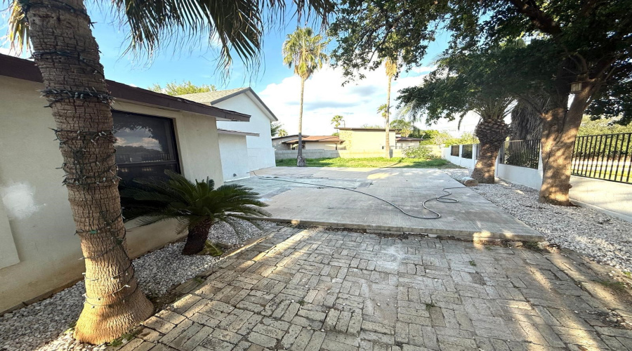 323 Farrell Rd, Laredoq, Texas 78045, 4 Bedrooms Bedrooms, 7 Rooms Rooms,3 BathroomsBathrooms,Residential,For Sale,323 Farrell Rd,20254403