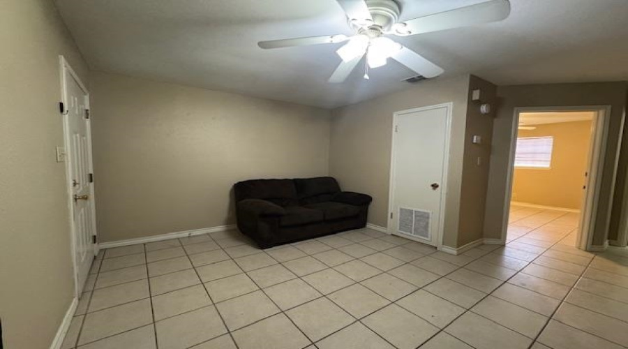 1305 Tilden Ave, Laredo, Texas 78040, 1 Bedroom Bedrooms, 4 Rooms Rooms,1 BathroomBathrooms,Residential,For Rent,1305 Tilden Ave,20254413