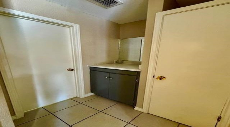 1305 Tilden Ave, Laredo, Texas 78040, 1 Bedroom Bedrooms, 4 Rooms Rooms,1 BathroomBathrooms,Residential,For Rent,1305 Tilden Ave,20254413