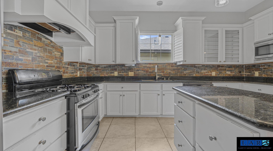 3826 Crestwind Dr, Laredo, Texas 78045-8190, 5 Bedrooms Bedrooms, 9 Rooms Rooms,3 BathroomsBathrooms,Residential,For Sale,3826 Crestwind Dr,20254427