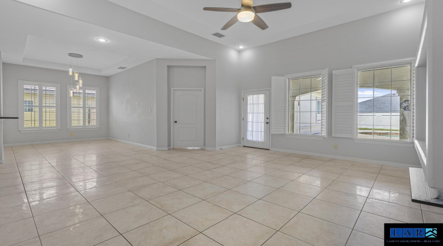 3826 Crestwind Dr, Laredo, Texas 78045-8190, 5 Bedrooms Bedrooms, 9 Rooms Rooms,3 BathroomsBathrooms,Residential,For Sale,3826 Crestwind Dr,20254427