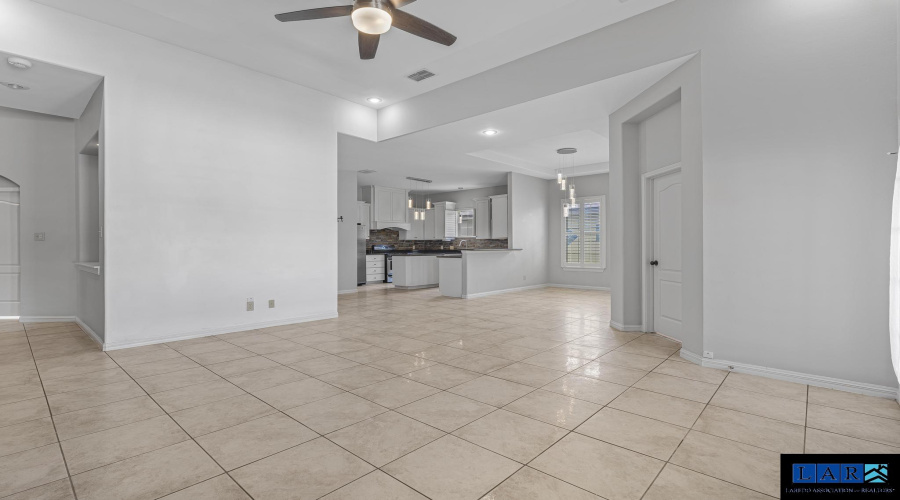 3826 Crestwind Dr, Laredo, Texas 78045-8190, 5 Bedrooms Bedrooms, 9 Rooms Rooms,3 BathroomsBathrooms,Residential,For Sale,3826 Crestwind Dr,20254427