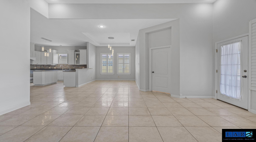 3826 Crestwind Dr, Laredo, Texas 78045-8190, 5 Bedrooms Bedrooms, 9 Rooms Rooms,3 BathroomsBathrooms,Residential,For Sale,3826 Crestwind Dr,20254427