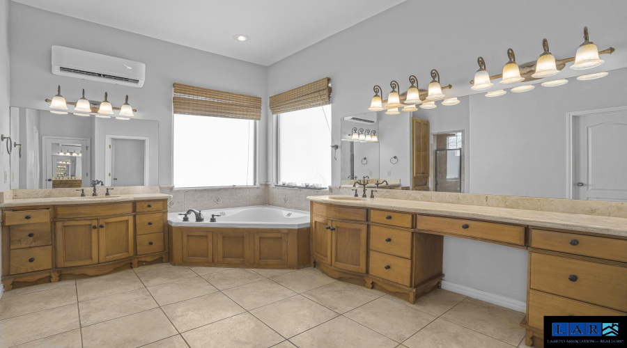 3826 Crestwind Dr, Laredo, Texas 78045-8190, 5 Bedrooms Bedrooms, 9 Rooms Rooms,3 BathroomsBathrooms,Residential,For Sale,3826 Crestwind Dr,20254427