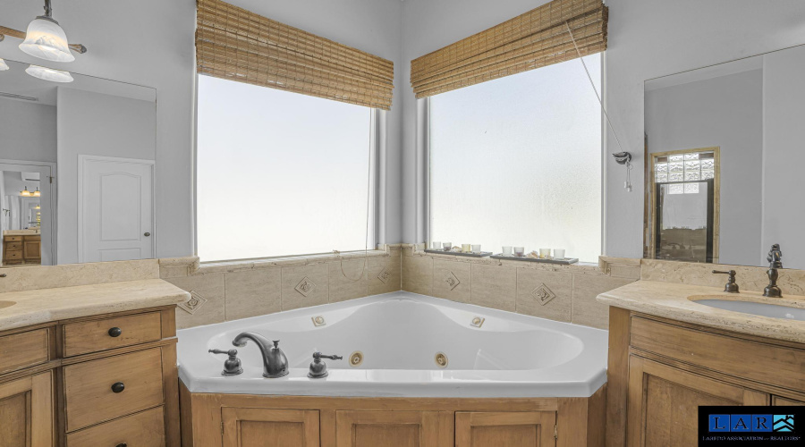 3826 Crestwind Dr, Laredo, Texas 78045-8190, 5 Bedrooms Bedrooms, 9 Rooms Rooms,3 BathroomsBathrooms,Residential,For Sale,3826 Crestwind Dr,20254427