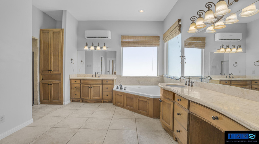 3826 Crestwind Dr, Laredo, Texas 78045-8190, 5 Bedrooms Bedrooms, 9 Rooms Rooms,3 BathroomsBathrooms,Residential,For Sale,3826 Crestwind Dr,20254427