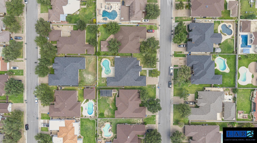 3826 Crestwind Dr, Laredo, Texas 78045-8190, 5 Bedrooms Bedrooms, 9 Rooms Rooms,3 BathroomsBathrooms,Residential,For Sale,3826 Crestwind Dr,20254427