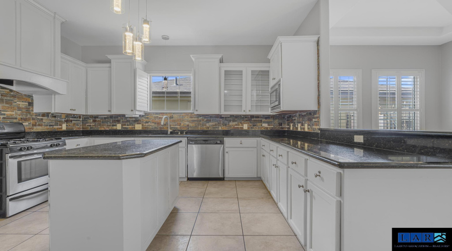 3826 Crestwind Dr, Laredo, Texas 78045-8190, 5 Bedrooms Bedrooms, 9 Rooms Rooms,3 BathroomsBathrooms,Residential,For Sale,3826 Crestwind Dr,20254427