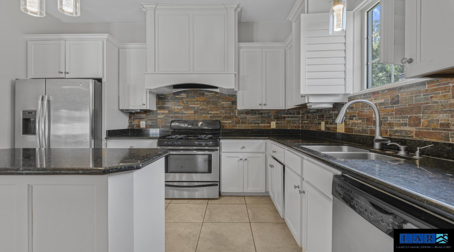 3826 Crestwind Dr, Laredo, Texas 78045-8190, 5 Bedrooms Bedrooms, 9 Rooms Rooms,3 BathroomsBathrooms,Residential,For Sale,3826 Crestwind Dr,20254427