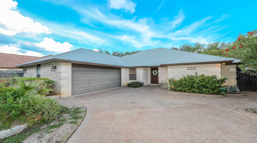 1215 St Patrick Dr, Laredo, Texas 78045, 3 Bedrooms Bedrooms, 7 Rooms Rooms,3 BathroomsBathrooms,Residential,For Sale,1215 St Patrick Dr,20254431