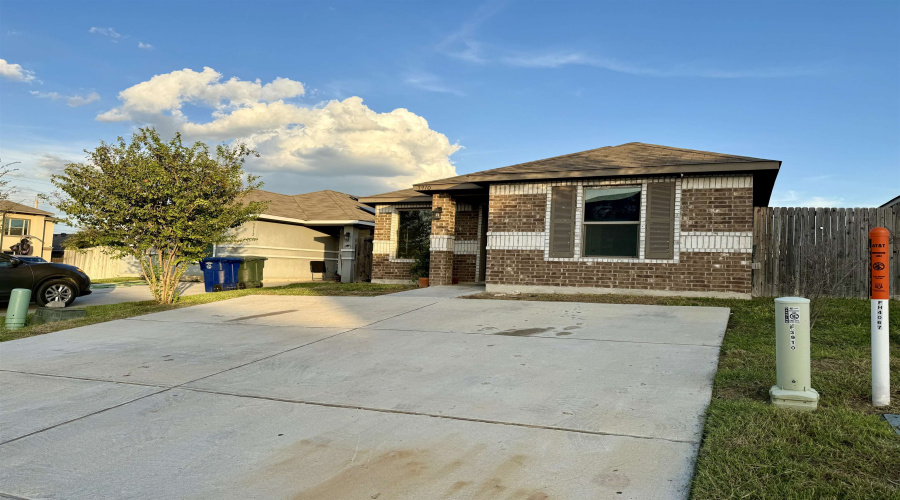 3910 Jose De La Paz, Laredo, Texas 78046, 3 Bedrooms Bedrooms, 3 Rooms Rooms,2 BathroomsBathrooms,Residential,For Sale,3910 Jose De La Paz,20254433