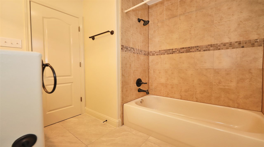 8801 Snow Falls Dr, Laredo, Texas 78045, 3 Bedrooms Bedrooms, 5 Rooms Rooms,2 BathroomsBathrooms,Residential,For Rent,8801 Snow Falls Dr,20254436