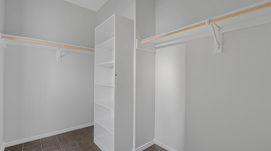 MASTER BEDROOM WALK-IN CLOSET