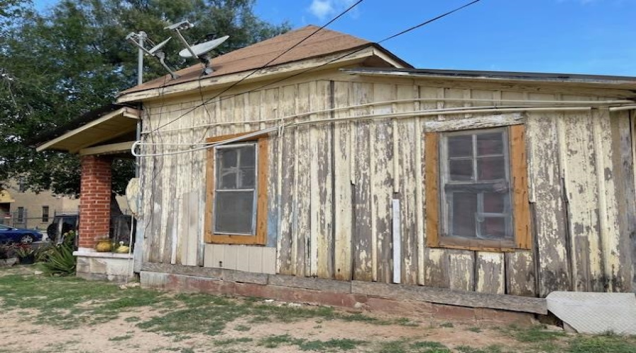 801 Sanders Ave, Laredo, Texas 78040, 1 Bedroom Bedrooms, 3 Rooms Rooms,1 BathroomBathrooms,Residential,For Sale,801 Sanders Ave,20254444