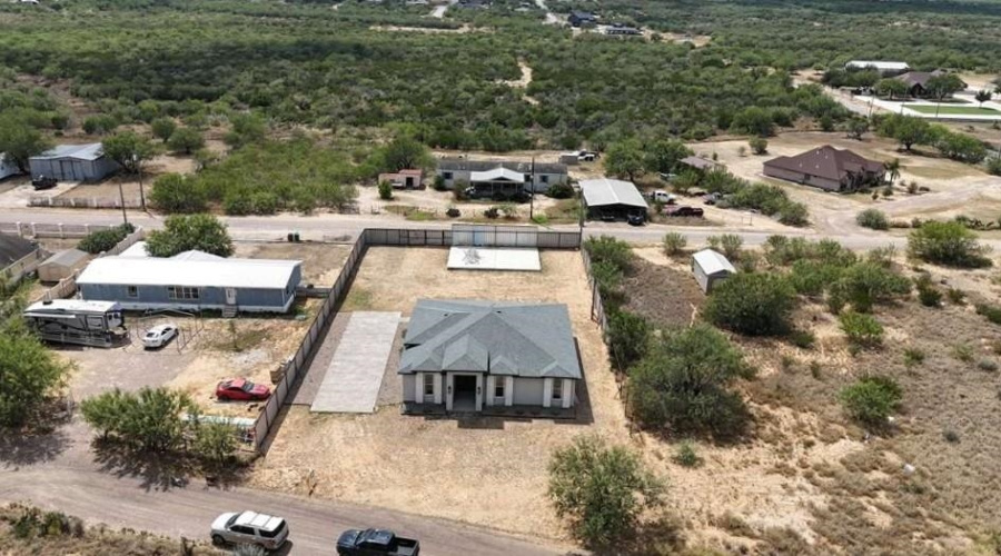 134 Riverside Dr, Zapata, Texas 78076, 4 Bedrooms Bedrooms, 6 Rooms Rooms,3 BathroomsBathrooms,Residential,For Sale,134 Riverside Dr,20254447