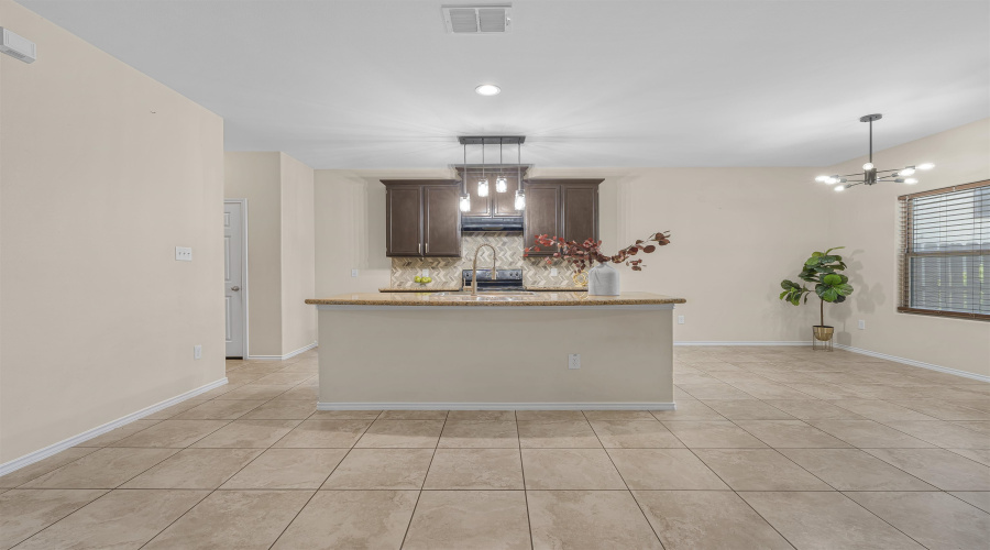 205 Aquero Blvd, Laredo, Texas 78045, 3 Bedrooms Bedrooms, 6 Rooms Rooms,2 BathroomsBathrooms,Residential,For Sale,205 Aquero Blvd,20254035