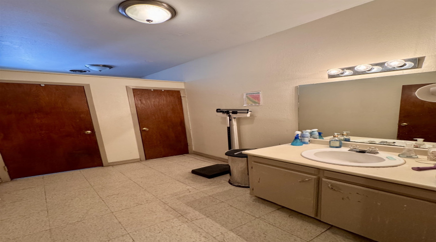 1516 Clark Blvd, Laredo, Texas 78040, 6 Bedrooms Bedrooms, 6 Rooms Rooms,2 BathroomsBathrooms,Residential,For Sale,1516 Clark Blvd,20254467