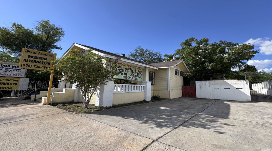1516 Clark Blvd, Laredo, Texas 78040, 6 Bedrooms Bedrooms, 6 Rooms Rooms,2 BathroomsBathrooms,Residential,For Sale,1516 Clark Blvd,20254467