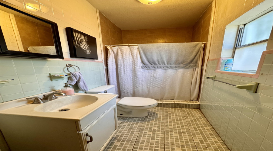 1516 Clark Blvd, Laredo, Texas 78040, 6 Bedrooms Bedrooms, 6 Rooms Rooms,2 BathroomsBathrooms,Residential,For Sale,1516 Clark Blvd,20254467