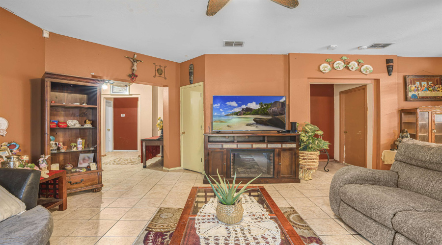1820 Arctic Ct, Laredo, Texas 78045, 4 Bedrooms Bedrooms, 6 Rooms Rooms,2 BathroomsBathrooms,Residential,For Sale,1820 Arctic Ct,20254039