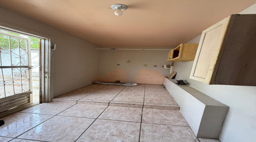3210 Pecan St, Laredo, Texas 78046, 2 Bedrooms Bedrooms, 4 Rooms Rooms,1 BathroomBathrooms,Residential,For Sale,3210 Pecan St,20254040
