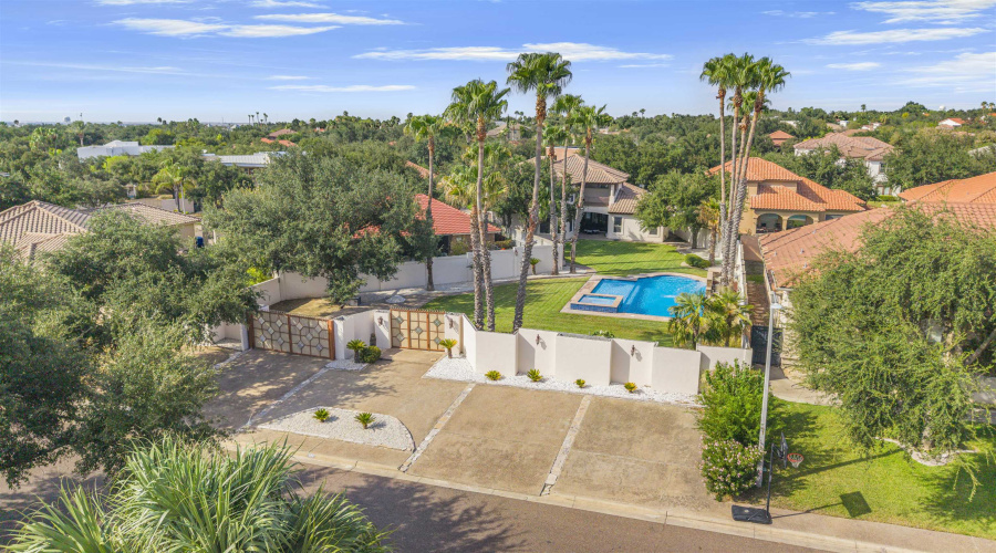 311 Latour Dr, Laredo, Texas 78041-9131, 4 Bedrooms Bedrooms, 10 Rooms Rooms,4 BathroomsBathrooms,Residential,For Sale,311 Latour Dr,20254469