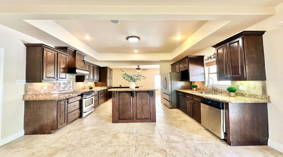 202 Lake Powell Dr, Laredo, Texas 78041, 4 Bedrooms Bedrooms, 7 Rooms Rooms,3 BathroomsBathrooms,Residential,For Sale,202 Lake Powell Dr,20254043