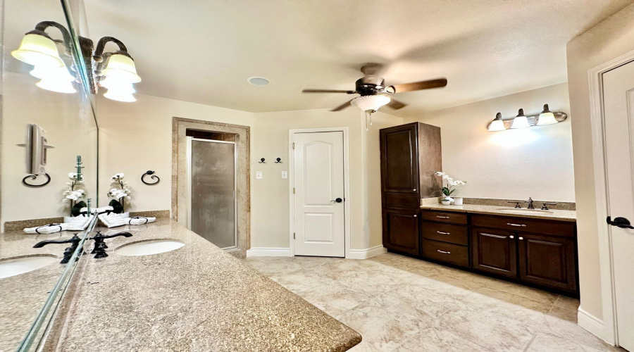 202 Lake Powell Dr, Laredo, Texas 78041, 4 Bedrooms Bedrooms, 7 Rooms Rooms,3 BathroomsBathrooms,Residential,For Sale,202 Lake Powell Dr,20254043