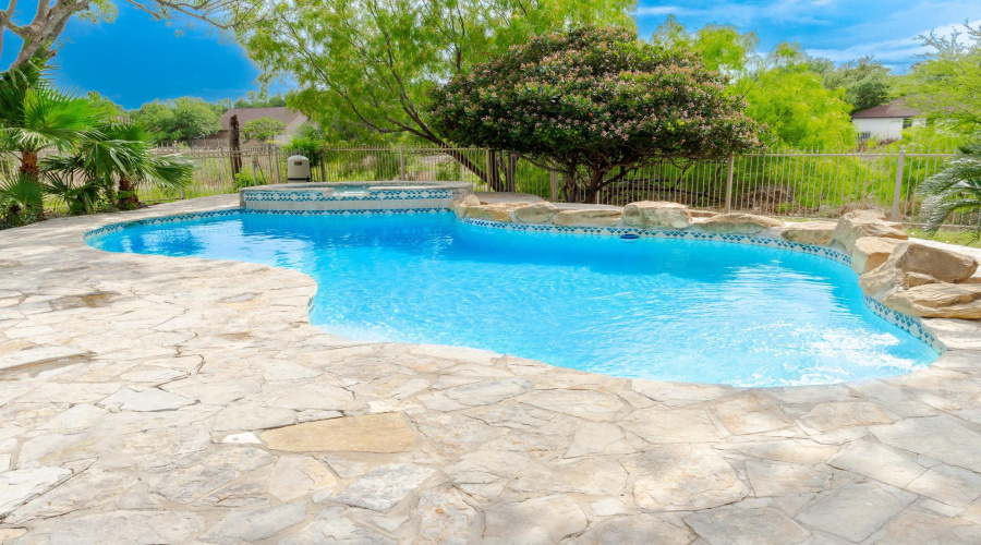 202 Lake Powell Dr, Laredo, Texas 78041, 4 Bedrooms Bedrooms, 7 Rooms Rooms,3 BathroomsBathrooms,Residential,For Sale,202 Lake Powell Dr,20254043