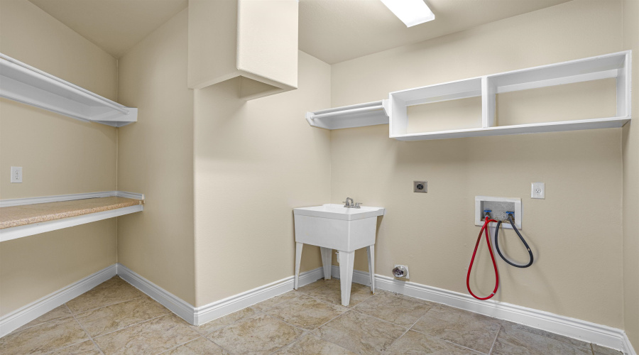 202 Lake Powell Dr, Laredo, Texas 78041, 4 Bedrooms Bedrooms, 7 Rooms Rooms,3 BathroomsBathrooms,Residential,For Sale,202 Lake Powell Dr,20254043