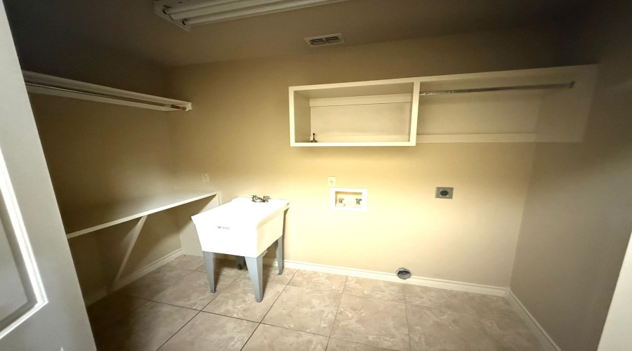 3127 Conde Dr., Laredo, Texas 78045, 4 Bedrooms Bedrooms, 7 Rooms Rooms,2 BathroomsBathrooms,Residential,For Sale,3127 Conde Dr.,20254482